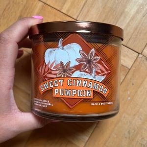 Sweet cinnamon pumpkin candle